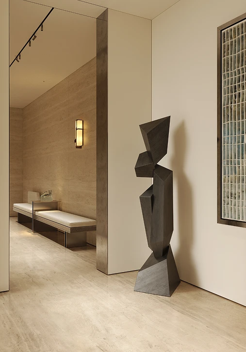 стол в прихожей